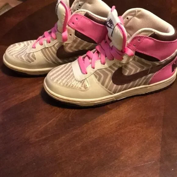 Nike Women's Pink and Tan Trainers - Picture 2 of 4